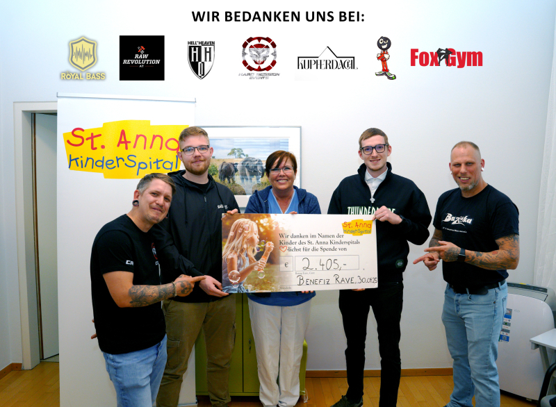 Vier Eventorganisatoren halten einen Spendenscheck gemeinsam mit der St. Anna Repräsentantin