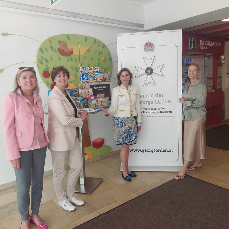 sachspende_damen_stgeorgsdorden Die Damen des St. Georgs Orden und Pflegedirektorin Susanne Wieczorek präsentieren gespendete Spielsachen