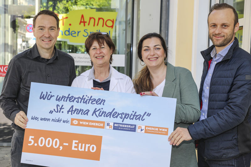 Wien-Energie-Betriebsrätinnen und Pflegedirektorin Susann Wieczorek halten einen Scheck und lächeln in die Kamera.