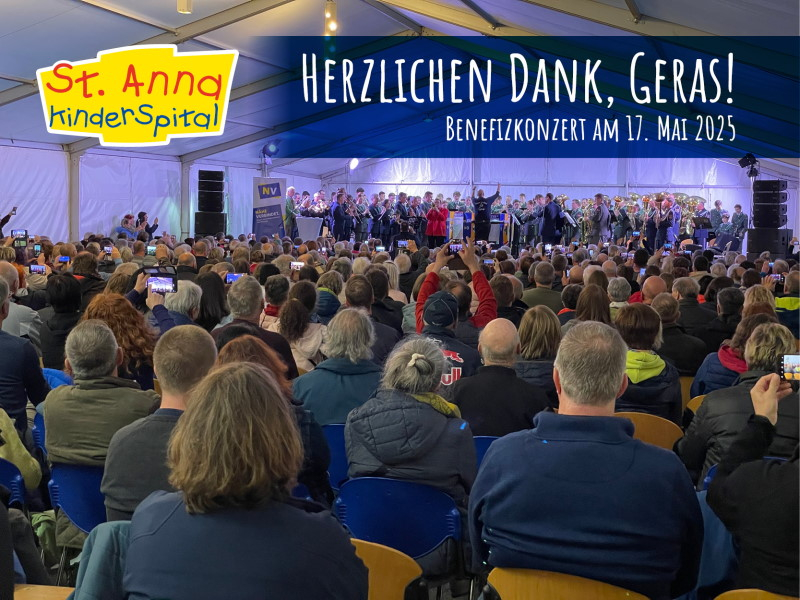 Publikum in einem Festzelt blickt auf das Orchester