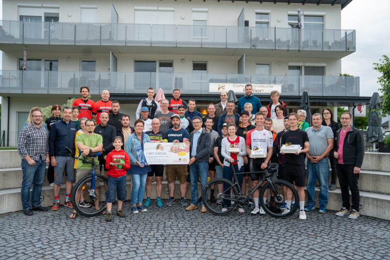 Eine Gruppe von Teilnehmerinnen des Charity-Ultracycling-Events lachen in die Kamera.