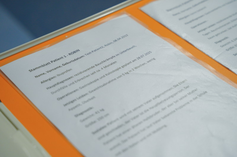 Ein Blatt Papier auf dem Übungsangaben zu lesen sind.