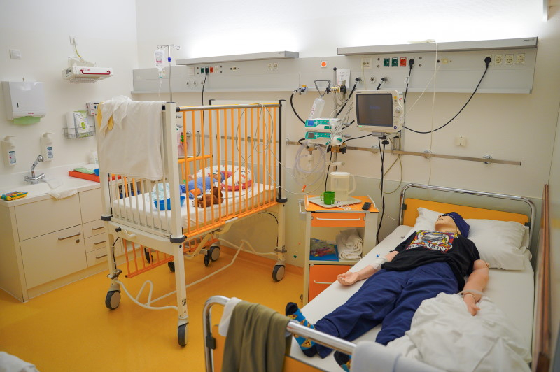 Eine Raumansicht des Patientinnenzimmers mit zwei Übungspuppen