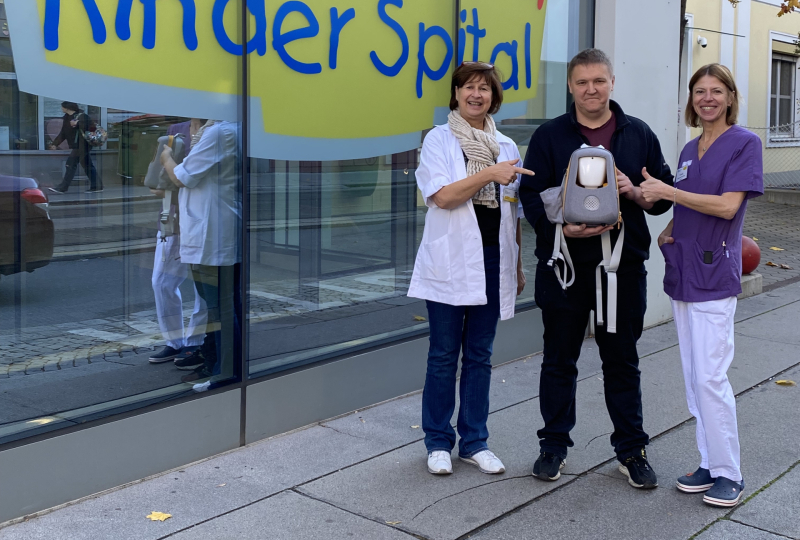 Spender mit Avatar vor dem St. Anna Kinderspital