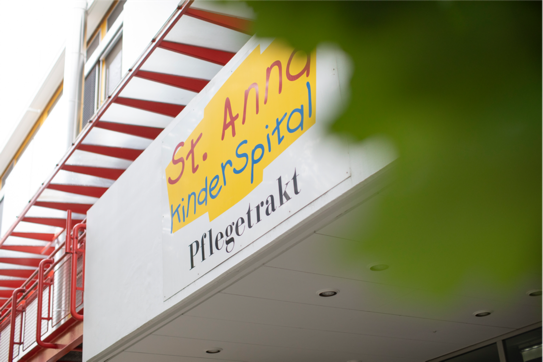Eingangsbereich des St. Anna Kinderspital Pflegetraktes.