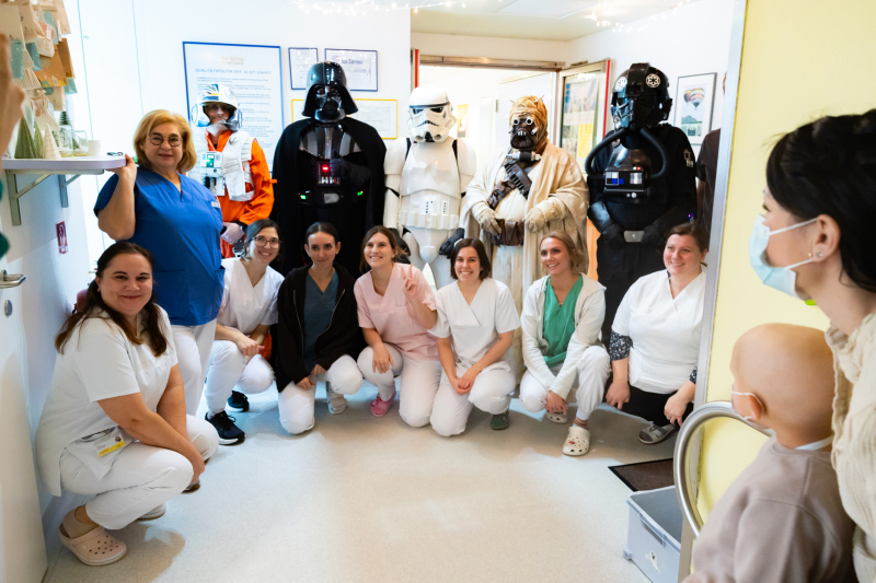 Gruppenbild mit Krankenhauspersonal und Star Wars Gruppe.