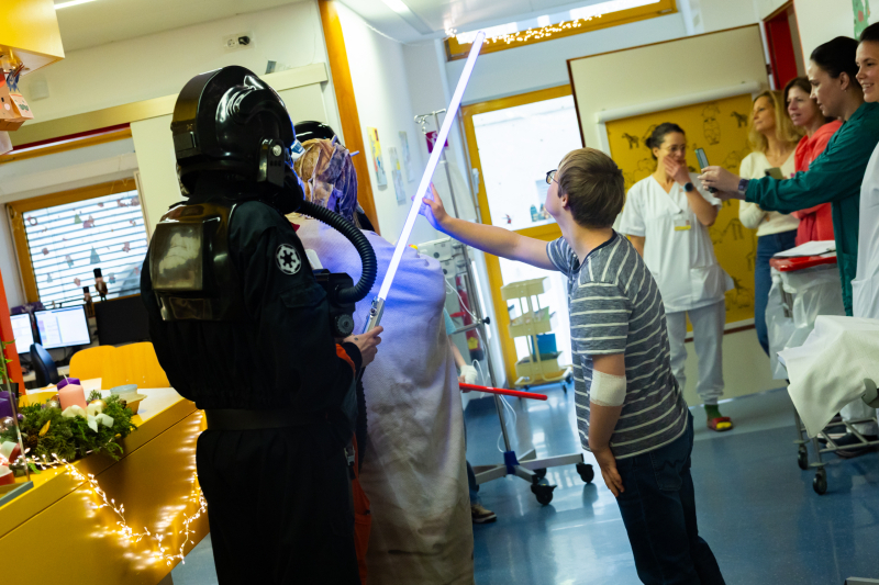 Kind berührt Laserstab.