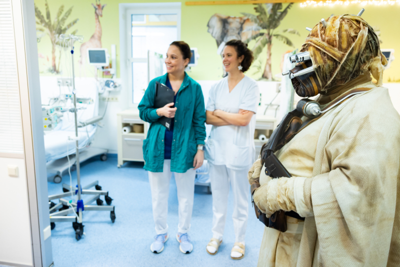 Pfleger*innen auf der Station mit Star Wars Kostümclub.