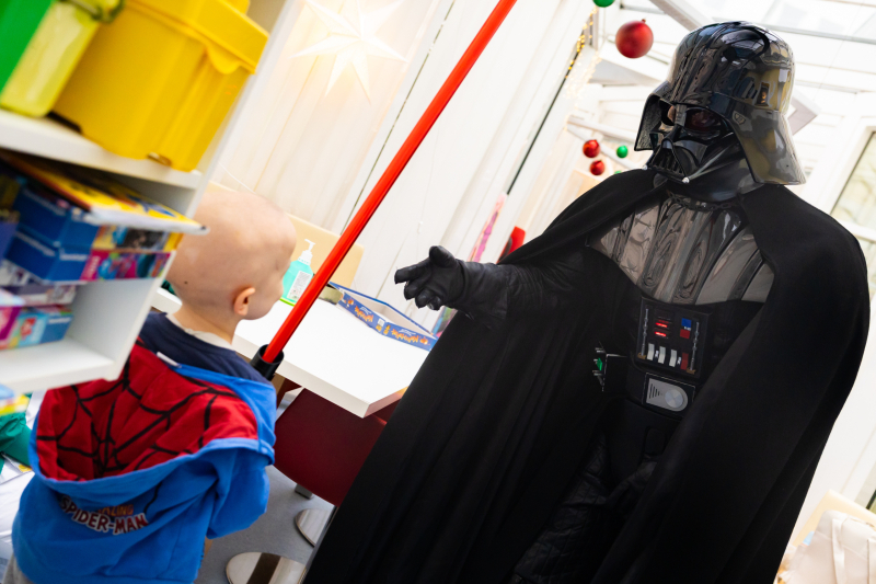 Darth Vader mit Kind und Laserstab.