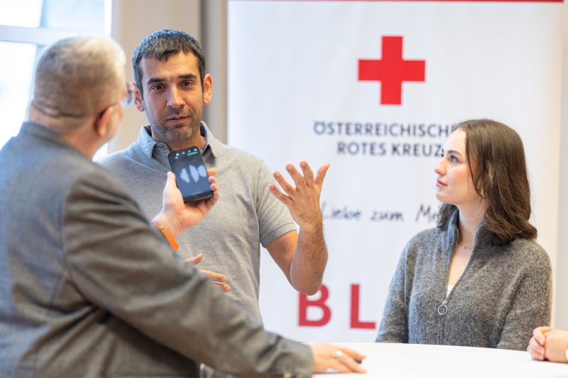 Prof. Andische Andishe Attarbaschi, ehemalige Patientin Sarah Ellmer und geben Interview mit Handymikro.