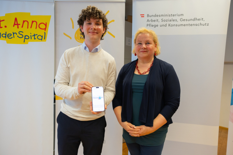 Survivor Julian Dorffner und Gesundheitsministerin Korinna Schumann.