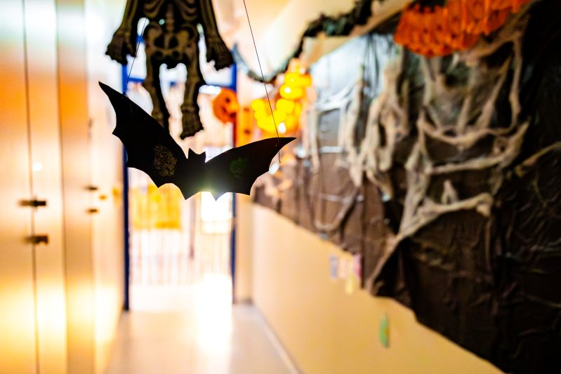 Eine Papier-Fledermaus schwebt in einem schaurig dekorierten Krankenhaus-Gang