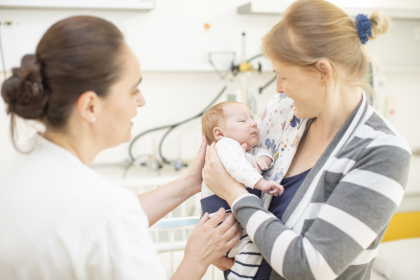 Mutter und Ärztin mit Baby.