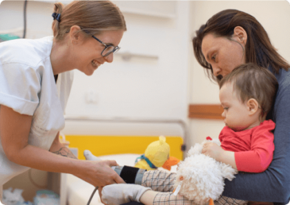 Ärztin behandelt Kleinkind