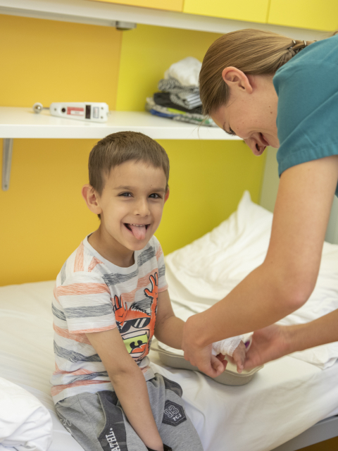 Kind in Behandlung auf der Station im Kinderspital.