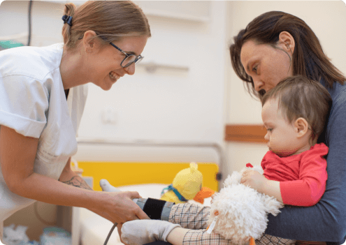 Ärztin behandelt Kleinkind