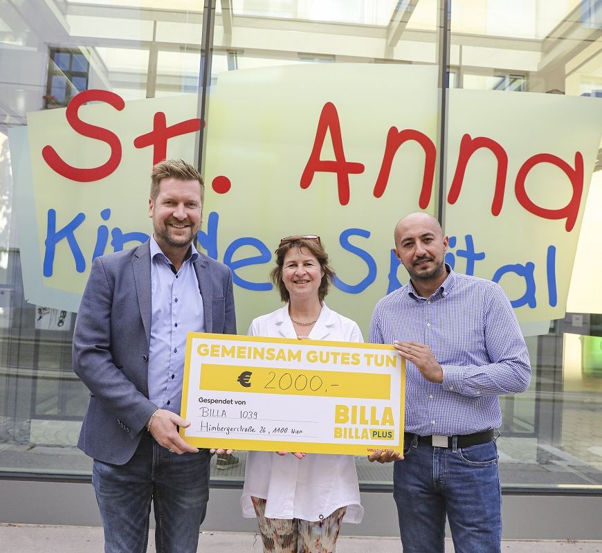 Drei Menschen halten ein Schild