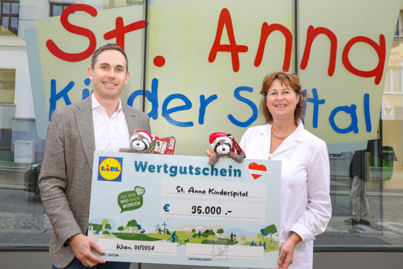 LIDL Österreich CEO Alessandro Wolf mit Pflegedirektorin Susanne Wieczorek und einem Scheck in der Hand.