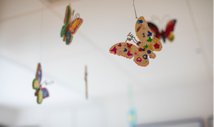 Deko-Schmetterlinge hängen von der Decke.